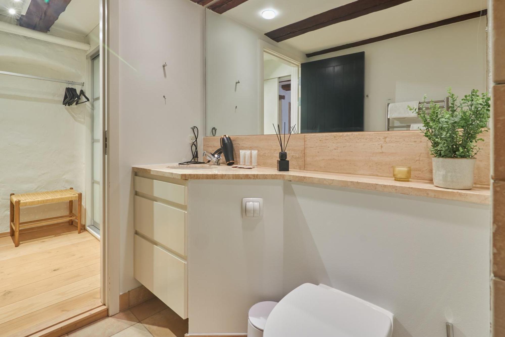 Warm 3br Loft With Exposed Beams Leilighet
